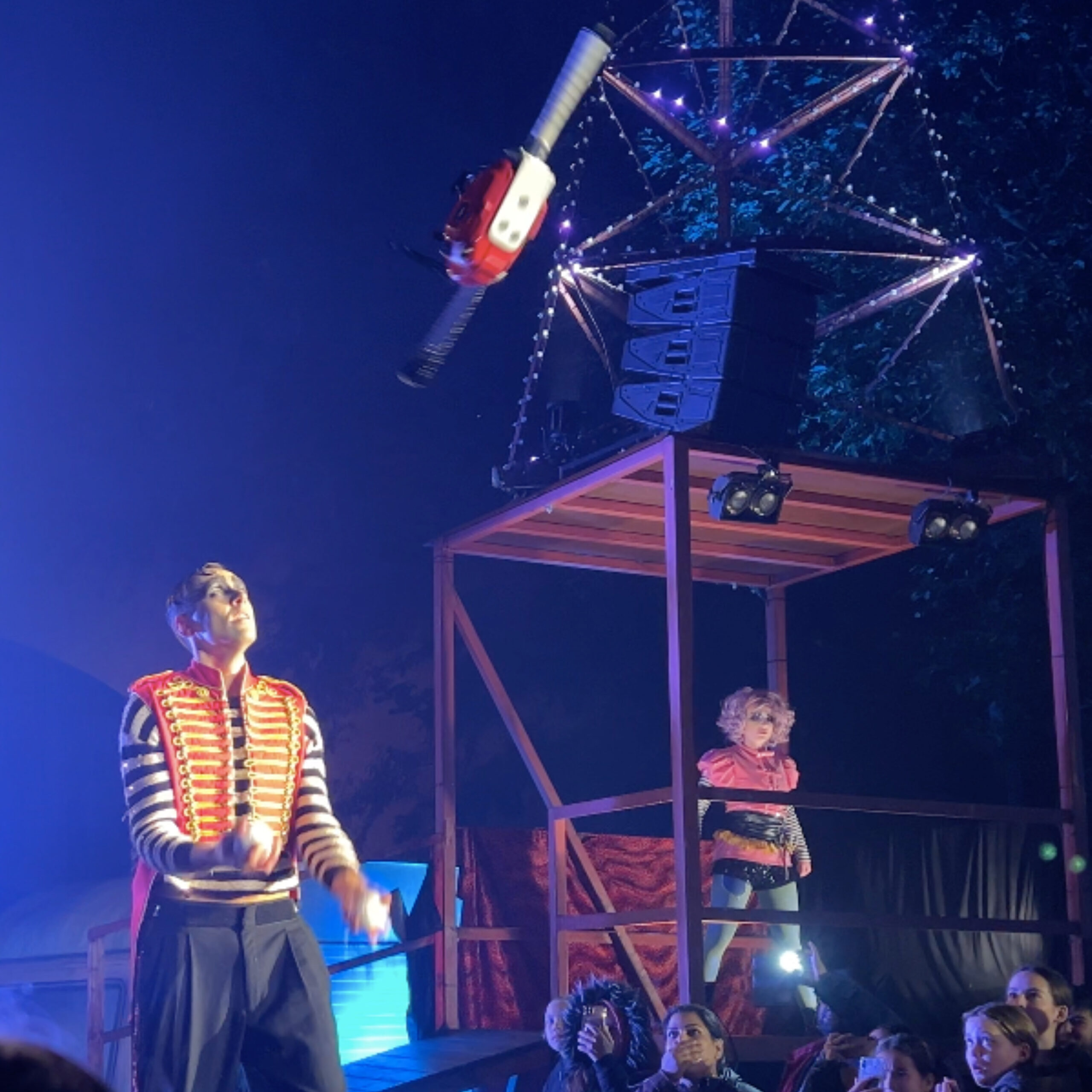 kettingzaag jongleur / chainsaw juggler